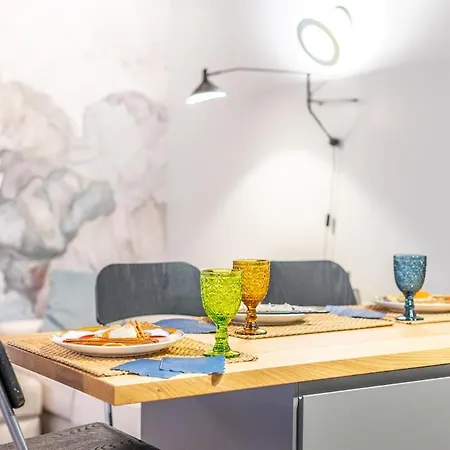 아파트 Downtown Luxury Sleeps 4, Crocetta, 8 Min From The Duomo 밀라노