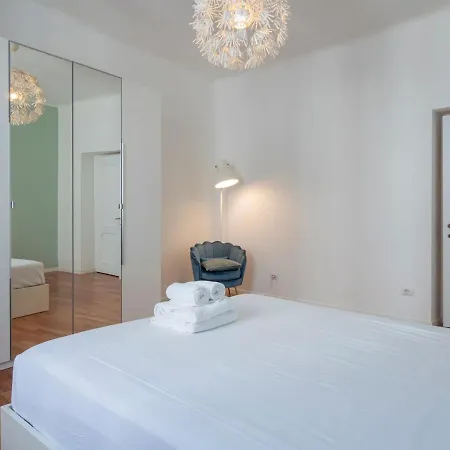 Xenia - 2 In Pietro Custodi 10 Milánó