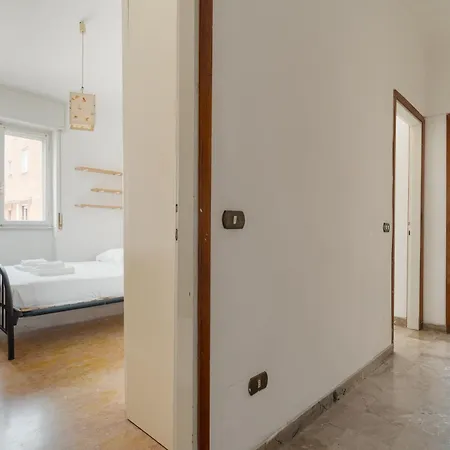 Appartement Guesthost - Comfy Balcony Flat Steps From Navigli Milan