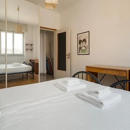 Guesthost - Comfy Balcony Flat Steps From Navigli * Milano
