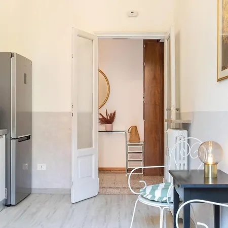 Caracciolo - Elegante Bilocale • Ascensore • Metro Vicina • Wi-fi Апартаменты *