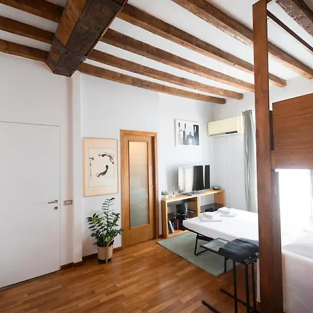 Elegant Navigli View Loft Διαμέρισμα *