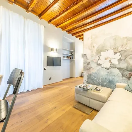 아파트 Downtown Luxury Sleeps 4, Crocetta, 8 Min From The Duomo 밀라노