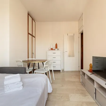 Guesthost - Comfy Porta Venezia Mm1 Apartamento Milão