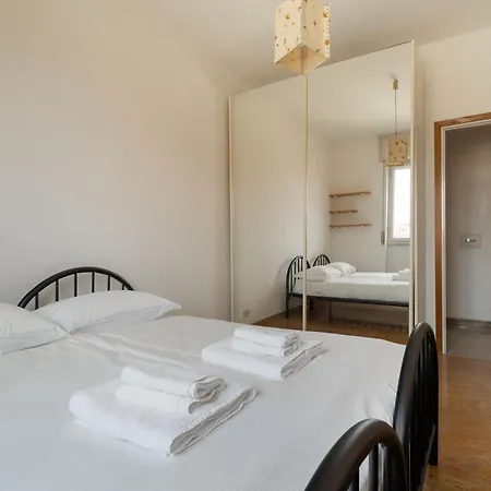 Guesthost - Comfy Balcony Flat Steps From Navigli