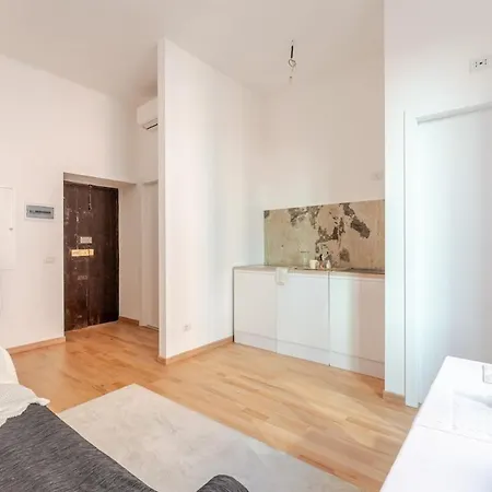 Two-bedroom Arco Flat With Free Parking ميلان