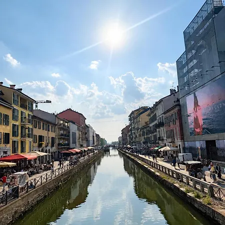 Navigli Art Apartment- M2 Porta Genova شقة