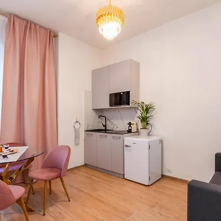 At 30 Viale Famagosta Milánó