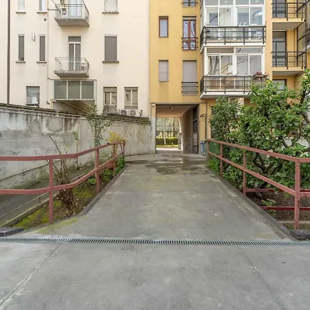 Spazioso Con Parcheggio Privato In Zona Navigli Appartement Milaan