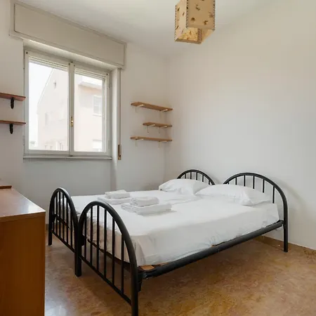 Guesthost - Comfy Balcony Flat Steps From Navigli Appartamento *