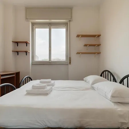 Appartamento Guesthost - Comfy Balcony Flat Steps From Navigli *