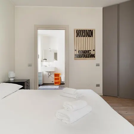 Guesthost - Cozy Balcony Flat X2 Porta Garibaldi * Milão