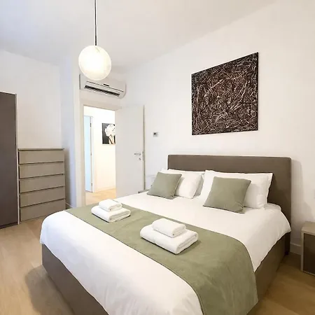 شقة - Two-bedroom Near Duomo *