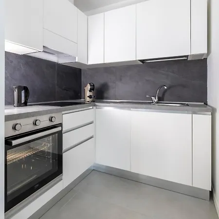 Urban Private Garden & 2 Min Station Apartamento