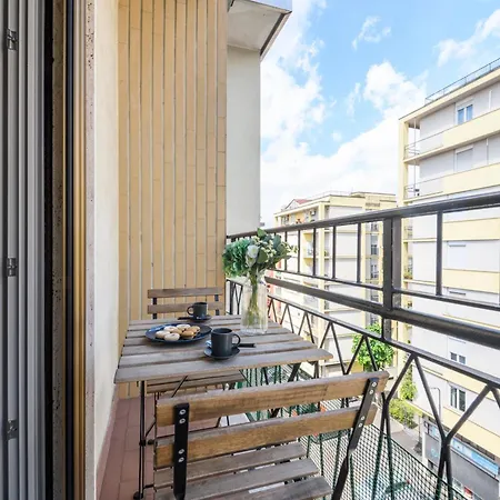 Via Cadibona, 10 - Living Apartamento Milão