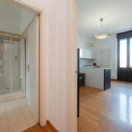 Charme D'epoca Con Terrazzino A Porta Venezia Appartamento