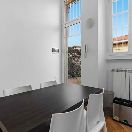 Elegant Loft Con Giardino In Citta - Scooter Park Apartman