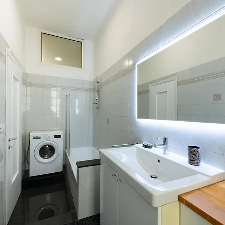 Spacious And Modern 3 Bedroom 2 Bathroom Apartament *