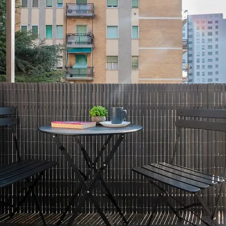 Quiet And Bright With A Balcony And Ac