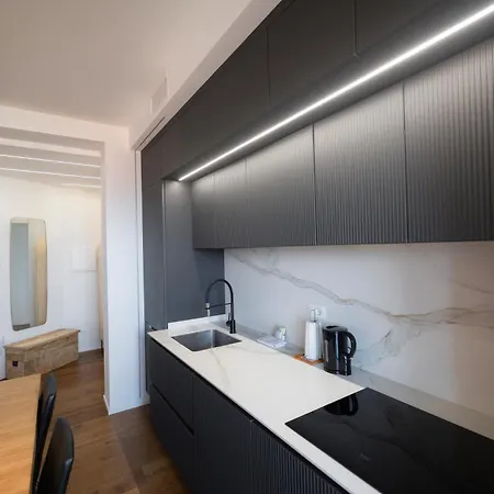 Апартаменты Elegant Designer In The Monumental Area Милан