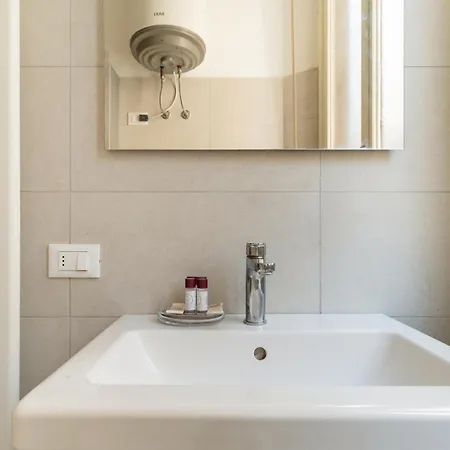 Guesthost - Spacious X6 Steps From Mm4 شقة ميلان