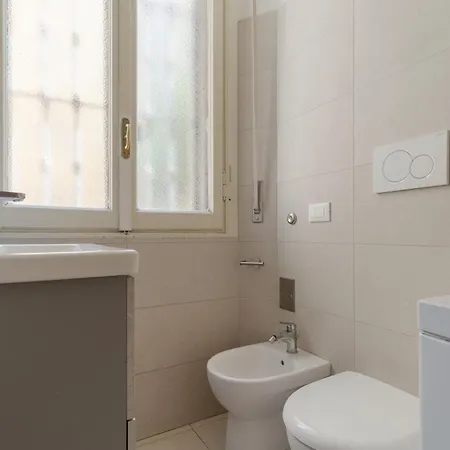 Guesthost - Spacious X6 Steps From Mm4 *