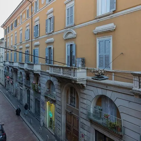 Xenia - 3 In Via Tortona 26 *