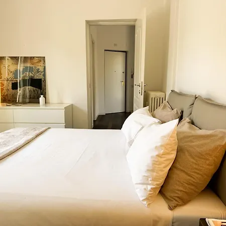Brera Sun Terrace, Light-filled 4th R Floor Gem شقة
