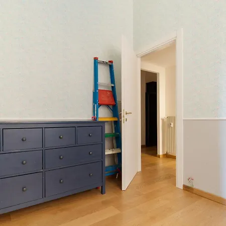 Guesthost - Spacious X6 Steps From Mm4 *