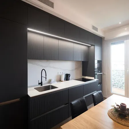 Апартаменты Elegant Designer In The Monumental Area Милан