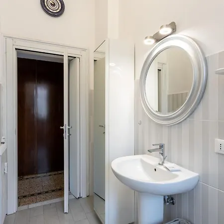 Caracciolo - Elegante Bilocale • Ascensore • Metro Vicina • Wi-fi Апартаменты
