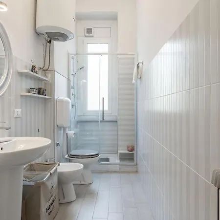 Caracciolo - Elegante Bilocale • Ascensore • Metro Vicina • Wi-fi Апартаменты *