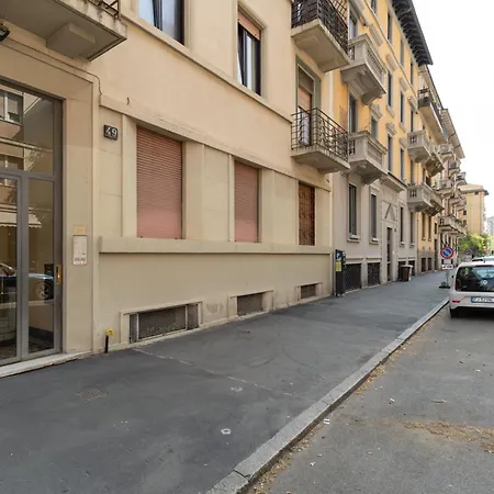 Guesthost - Spacious X6 Steps From Mm4 *