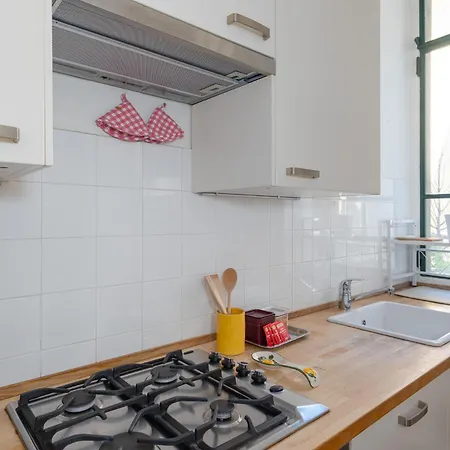 Stylish Flat On The Navigli For 6 Milaan