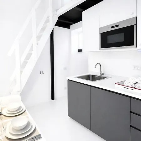 Tiny Cinema Loft - Milan's Smallest شقة *