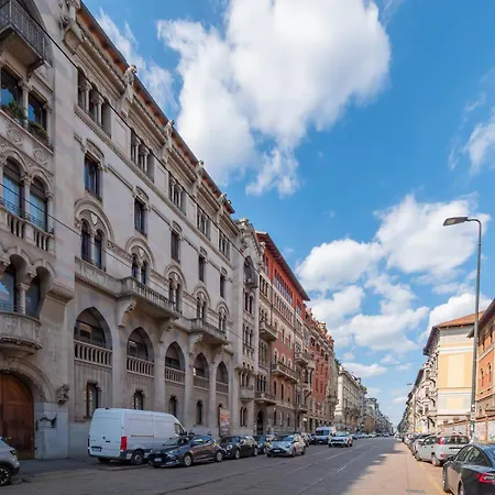 Charme D'epoca Con Terrazzino A Porta Venezia Milano