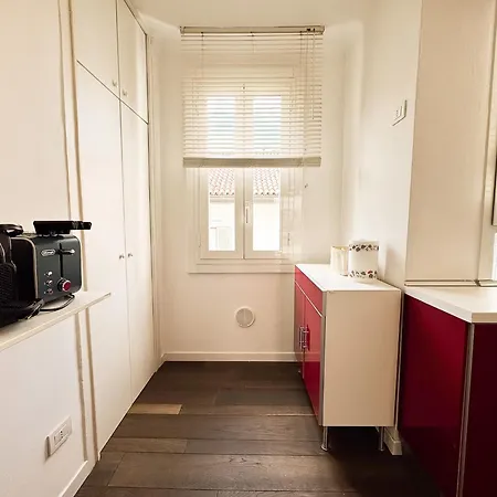 Brera Sun Terrace, Light-filled 4th R Floor Gem *