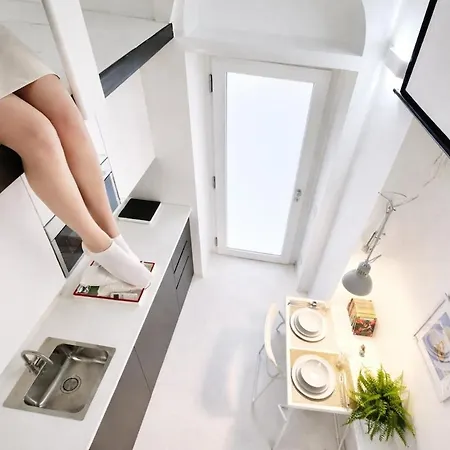 Tiny Cinema Loft - Milan's Smallest ميلان