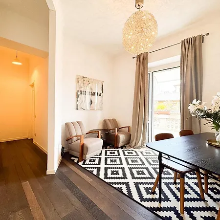Brera Sun Terrace, Light-filled 4th R Floor Gem شقة