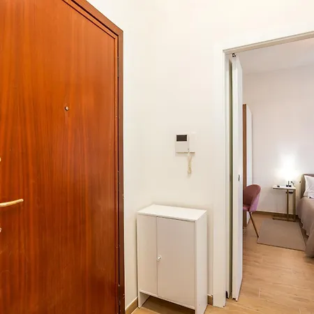 At 30 Viale Famagosta * Milánó