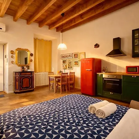 Duomo 10 Min Metro Vintage Italian Appartement