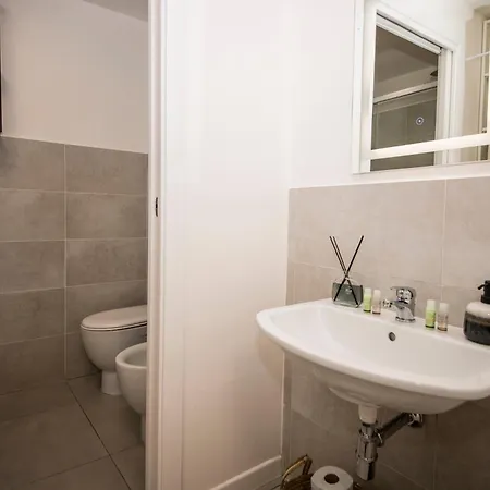 شقة Ponti Cozy - Private Parking Available, Near Navigli, Romolo Metro And Duomo ميلان