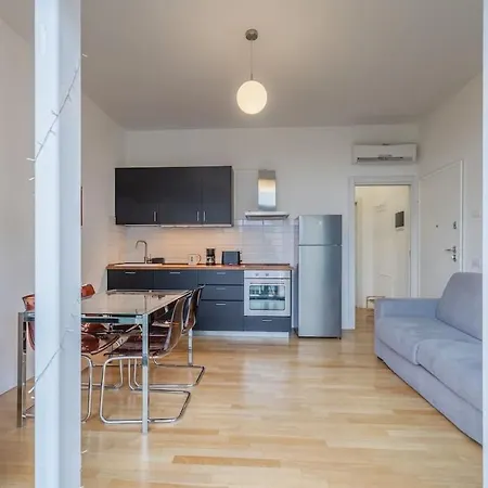 Afterglow - Urban Retreat With Balcony Appartamento