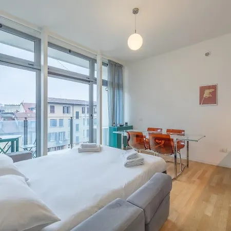 Afterglow - Urban Retreat With Balcony Milan