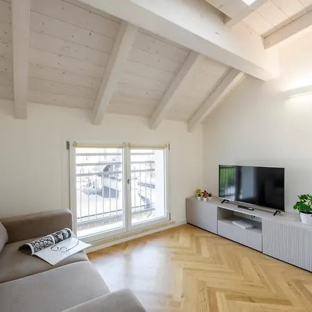 Novara, 62 - Sky Loft ميلان