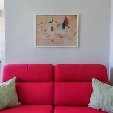 Urban Harmony - Balcony & 8 Min To Metro شقة