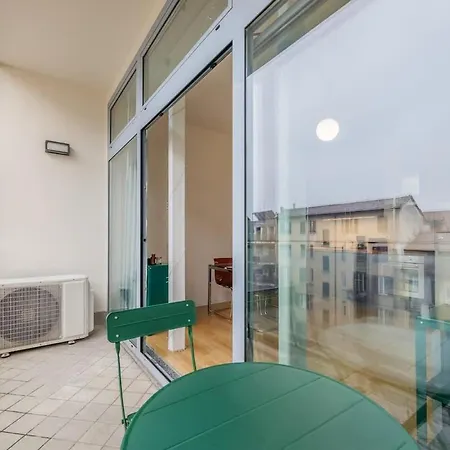 Afterglow - Urban Retreat With Balcony