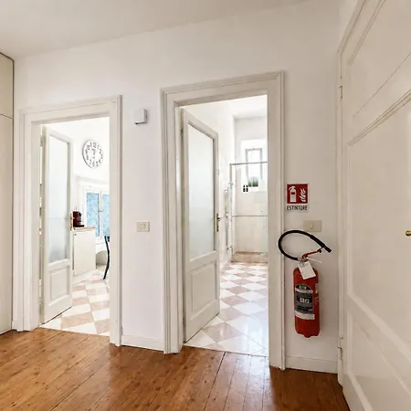 Comecasa 2 Bedrooms In Via Curtatone ミラノ