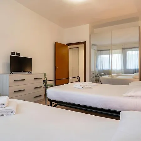 2 Min Metro - Sleeps 7 - 2 Bedroom - 2 Baths アパート ミラノ
