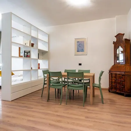 2 Min Metro - Sleeps 7 - 2 Bedroom - 2 Baths *
